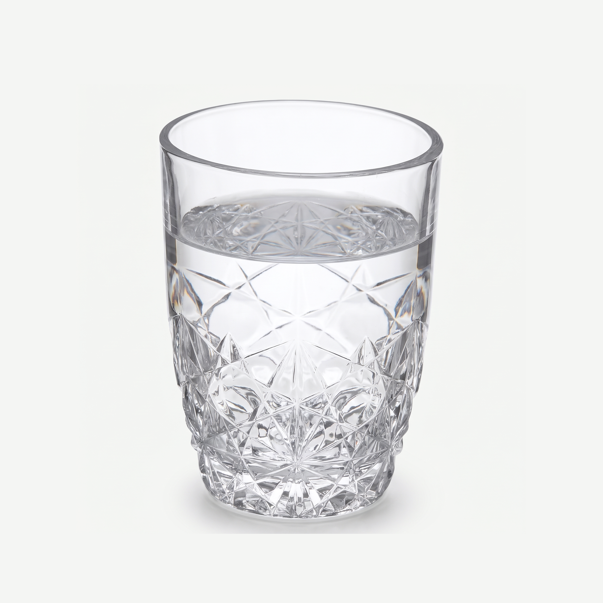 Bormioli Rocco Dedalo glas met geometrisch reliëf gevuld met water