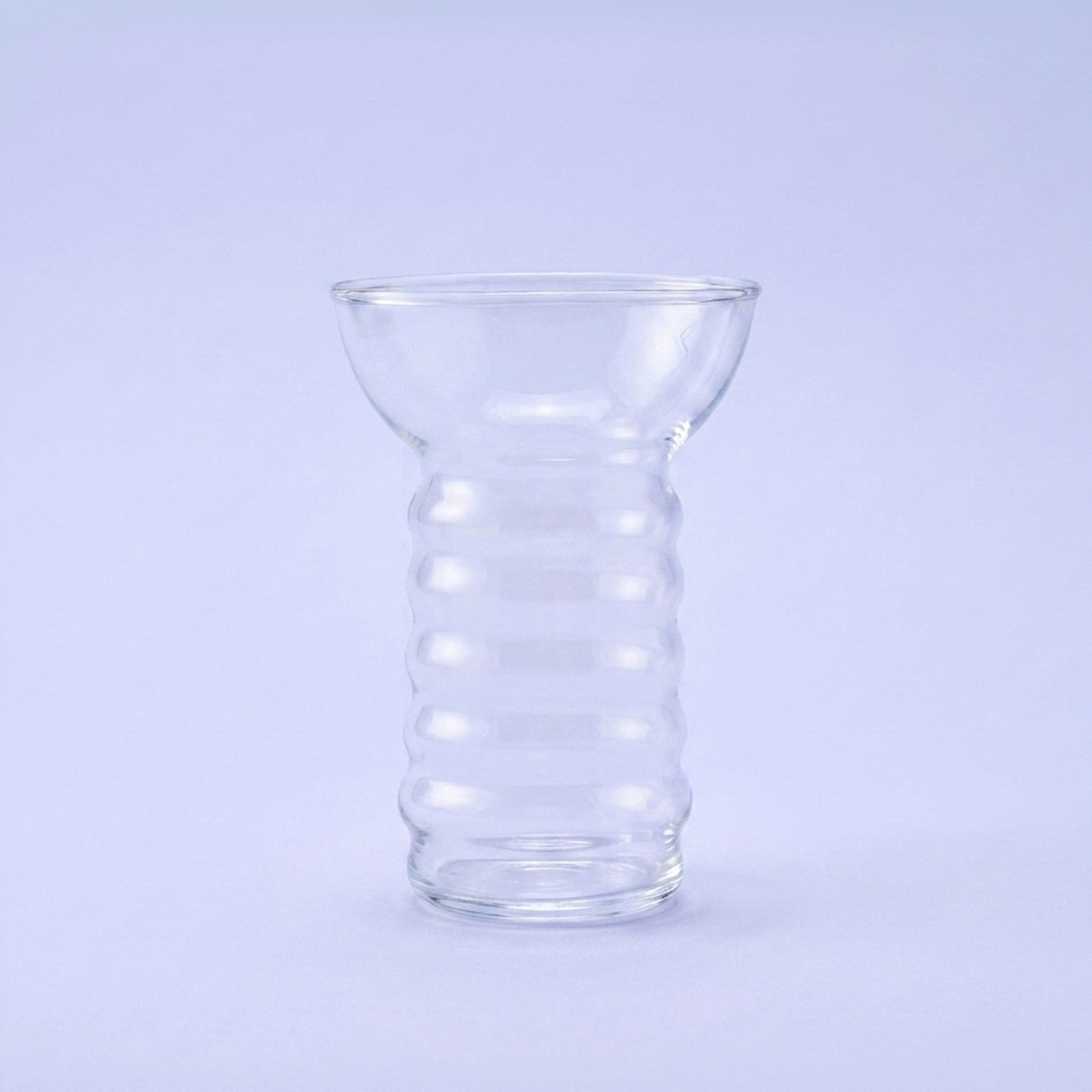 Bar Professional Pearl Diver cocktailglas 48 cl leeg op pastelblauwe studioachtergrond