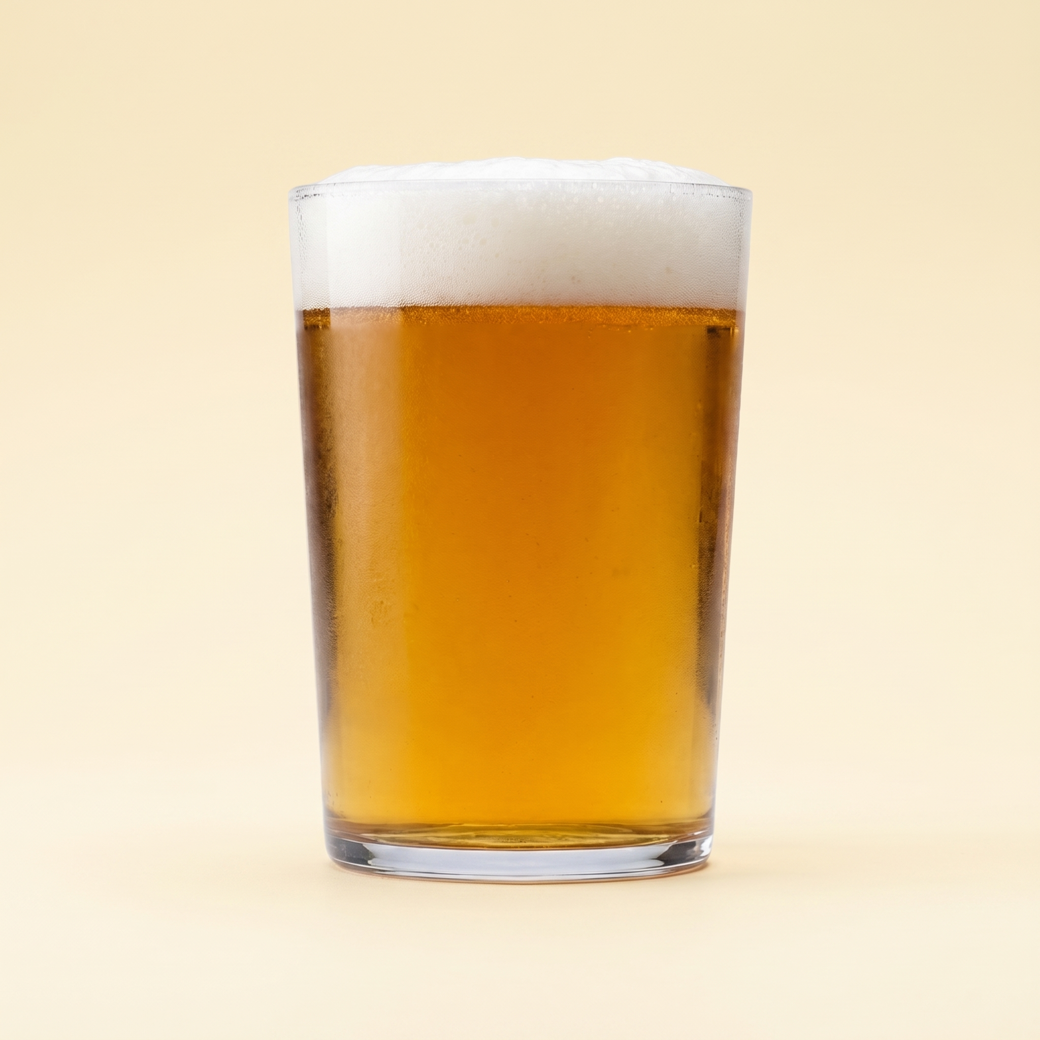 Bormioli Rocco Bodega bierglas 50 cl met blond bier op gele achtergrond