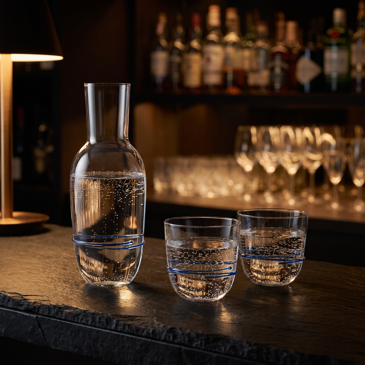 Zwiesel Glas Aura set op een donkere bar in de avond