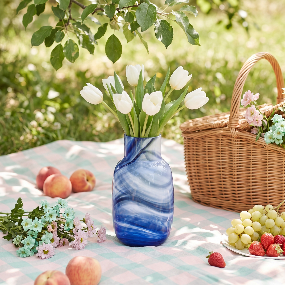 Blauwe Waters vaas met tulpen op een picknickkleed
