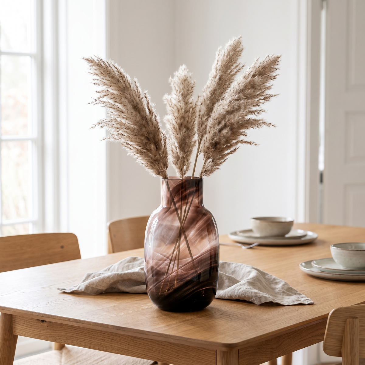 Donkere Waters vaas met pampas op een eikenhouten tafel