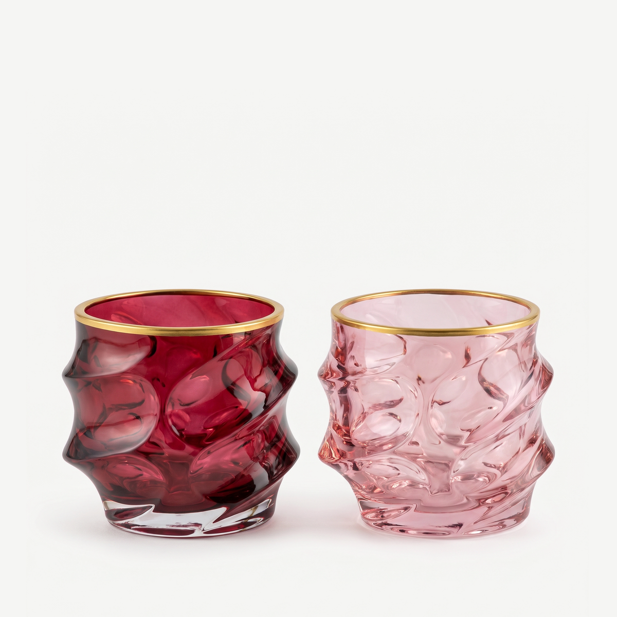 J-Line Waterglas Reliëf Gouden Rand Bordeaux/Lichtroze Assorti - 2 Stuks leeg op gebroken witte achtergrond