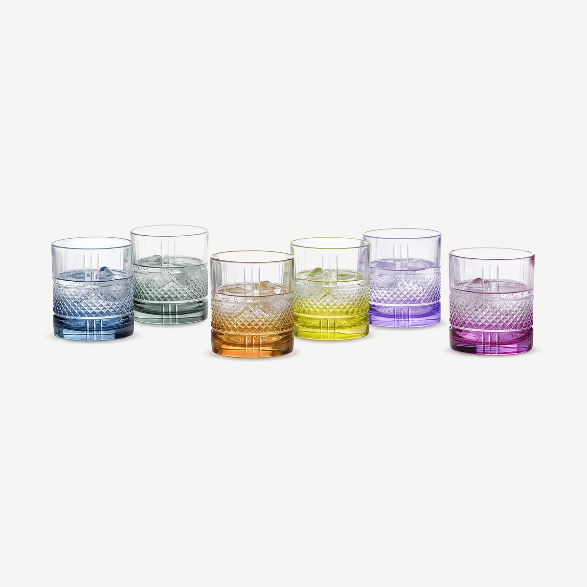 Zes RCR Brillante Colour tumblers van 34 cl in blauw, rook, amber, limoen, violet en magenta, gevuld met water en ijs