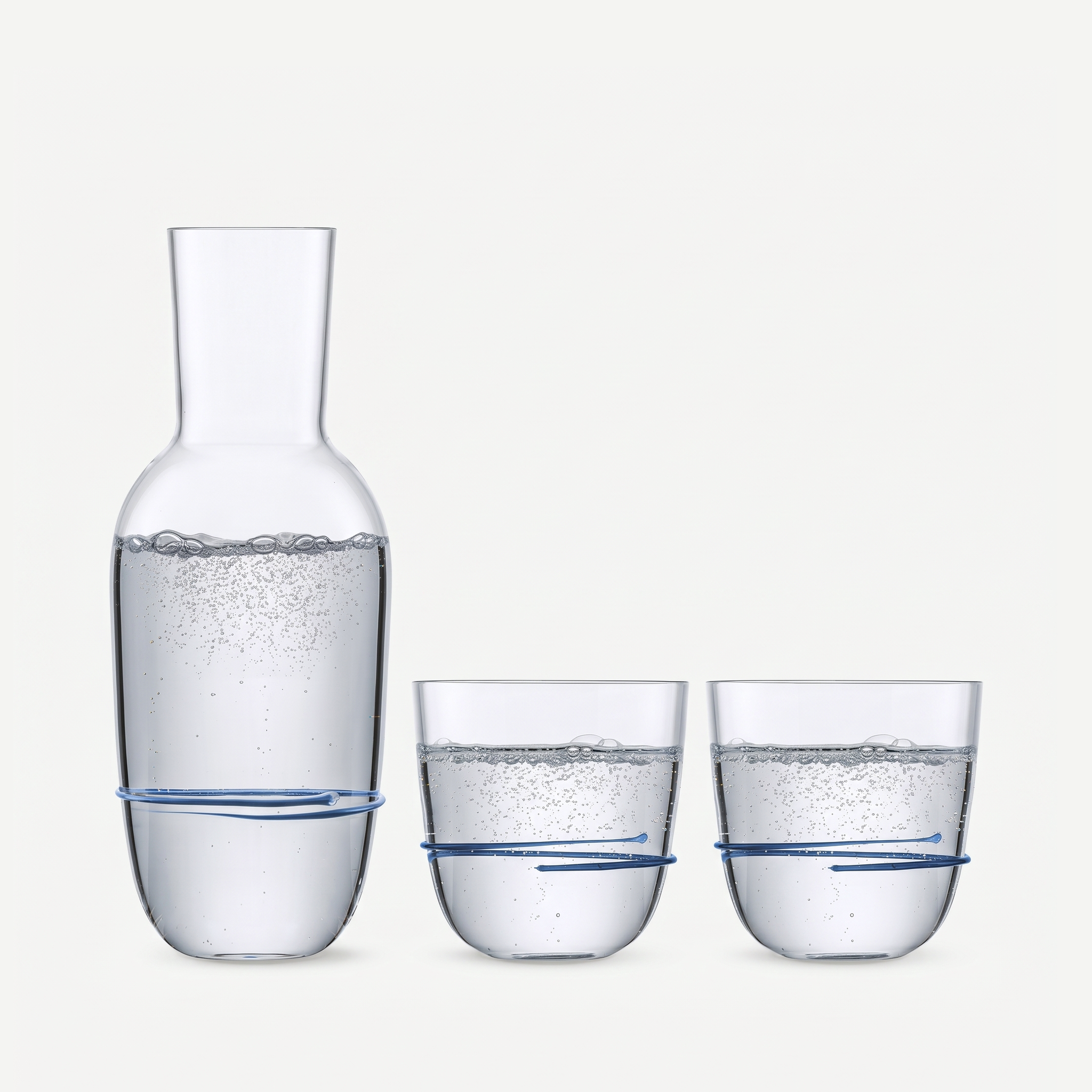 Zwiesel Glas Aura karaf met twee tumblers blauw, gevuld met water