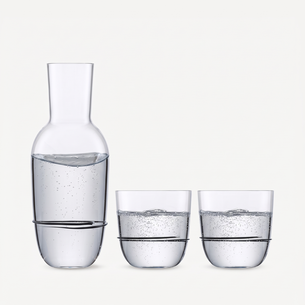 Zwiesel Glas Aura set karaf met twee tumblers zwart gevuld met bruisend water