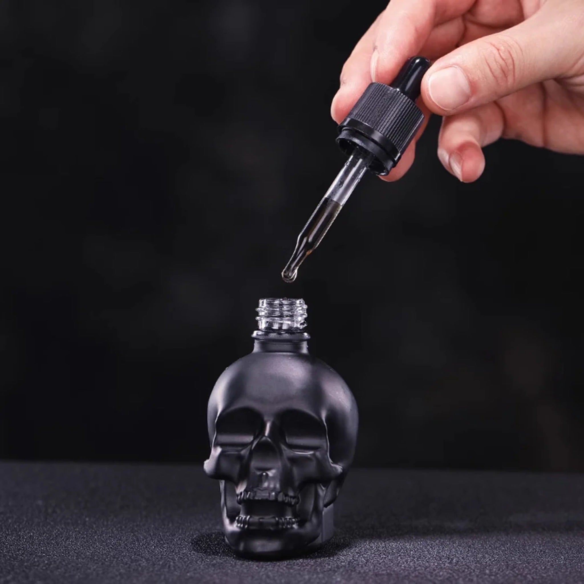 Bitters doseren met de pipet uit de Skull bittersfles achter de bar