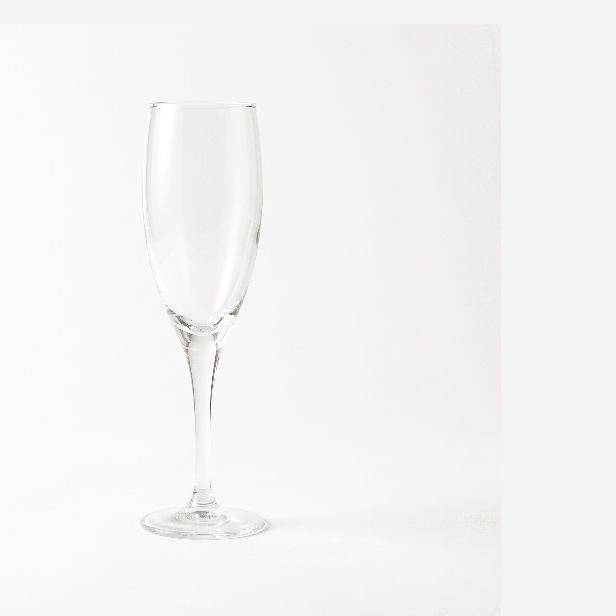 Bormioli Rocco Fiore Champagne Flute 17,5 Cl - 12 Stuks leeg op gebroken witte achtergrond
