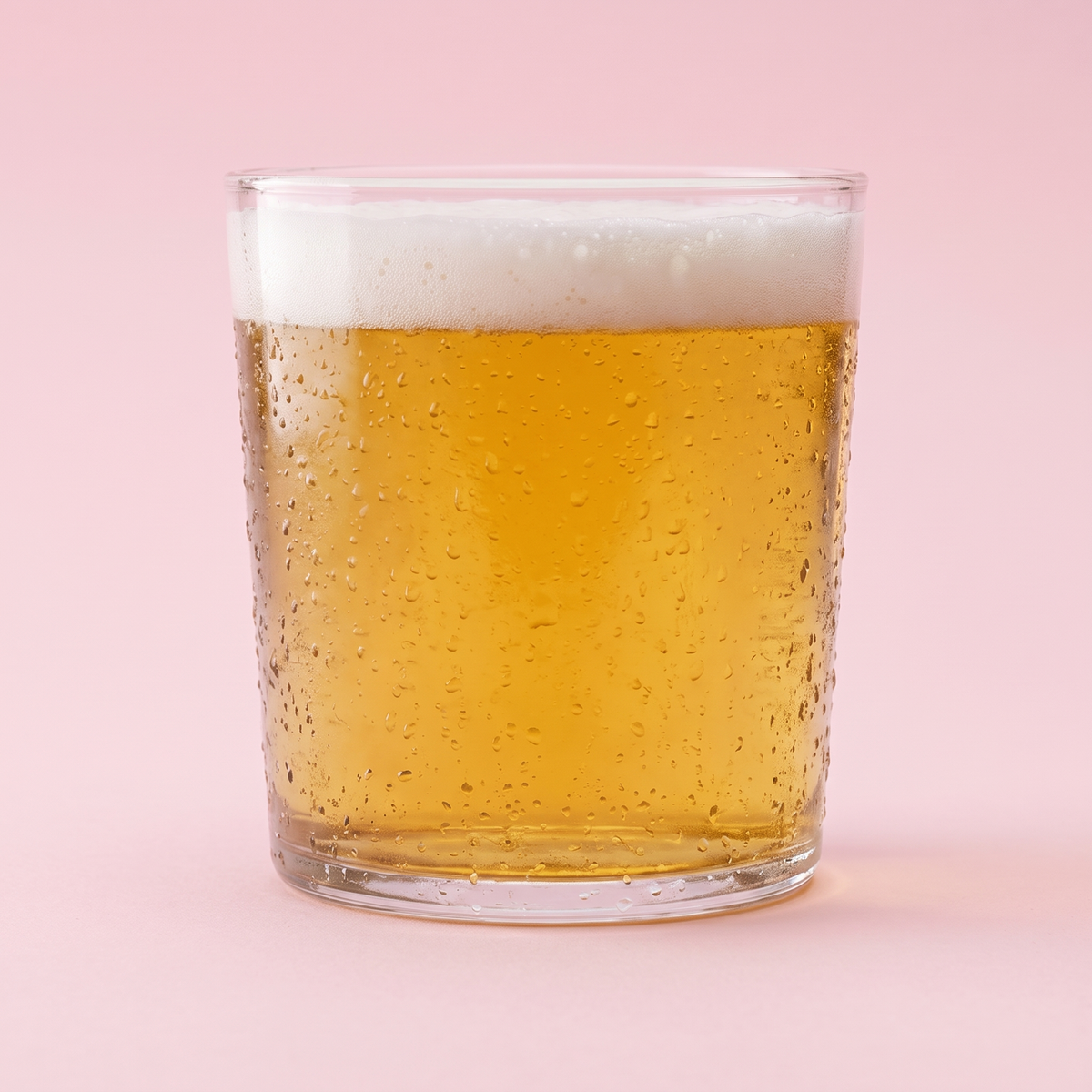 Bormioli Rocco Bodega bierglas 35 cl met blond bier op roze achtergrond