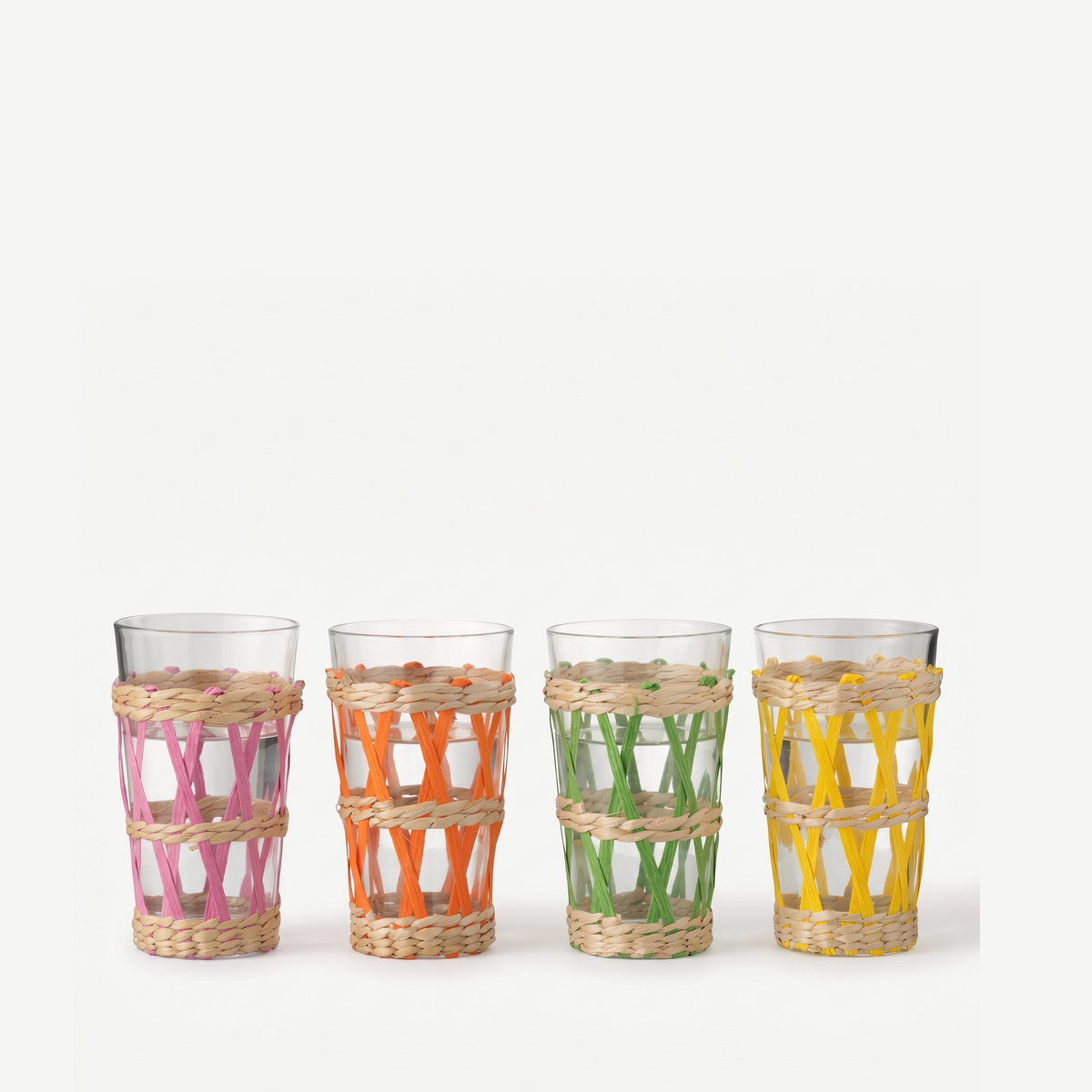 J-Line Waterglas 45 Cl Gevlochten Groot Assorti - 4 Stuks gevuld op gebroken witte achtergrond