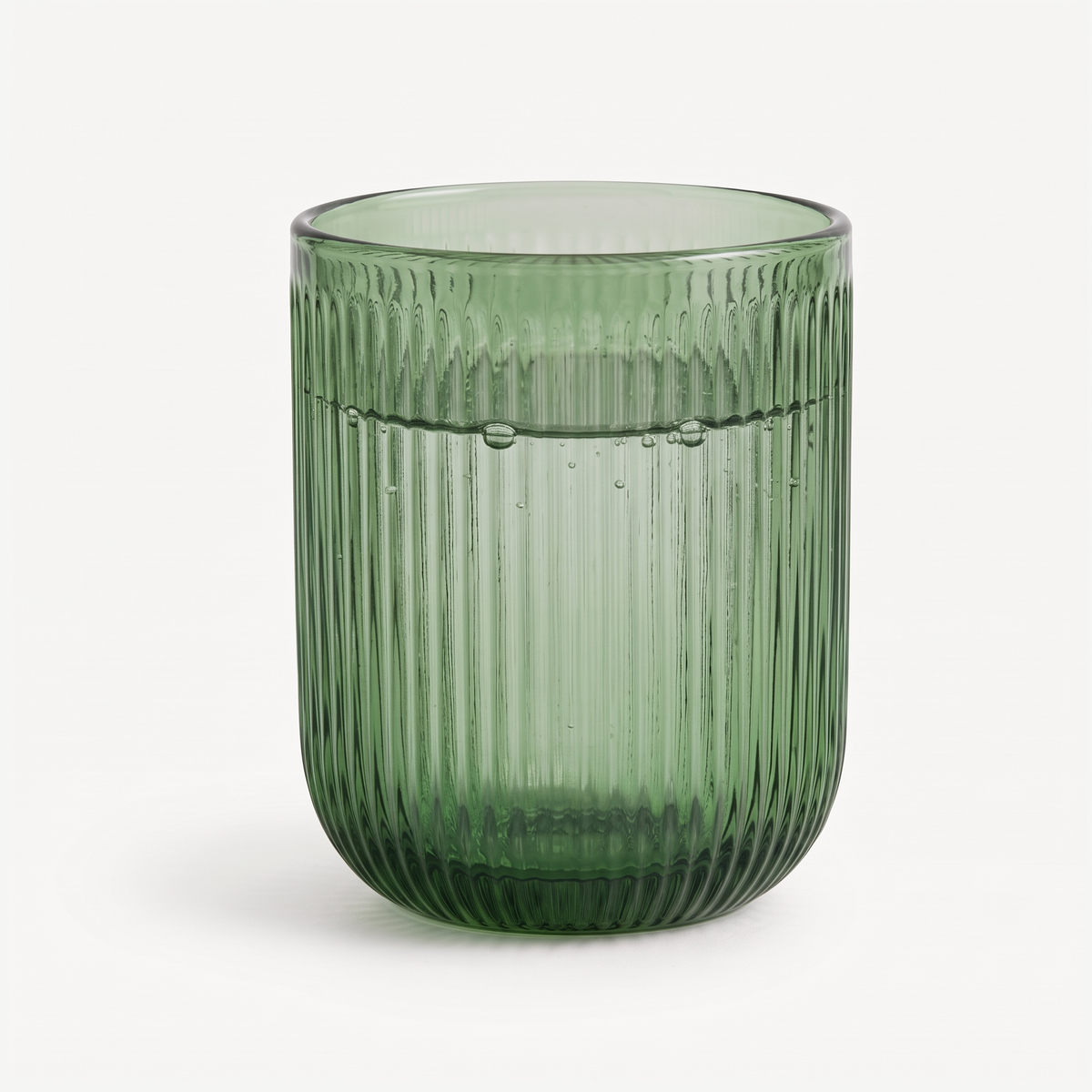 J-Line Waterglas Groen gevuld met water op een gebroken witte achtergrond