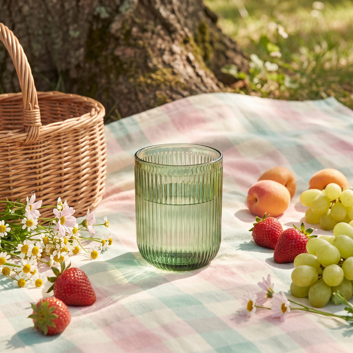 J-Line Waterglas Groen op een picknickkleed in de zon