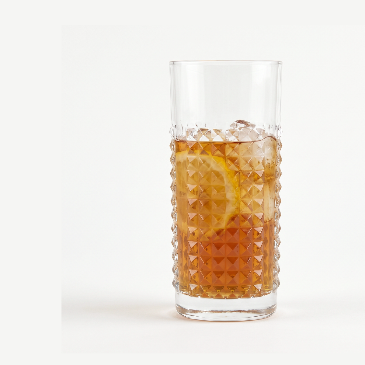 Luigi Bormioli Mixology Elixir Hi-Ball 48 Cl gevuld met ijsthee