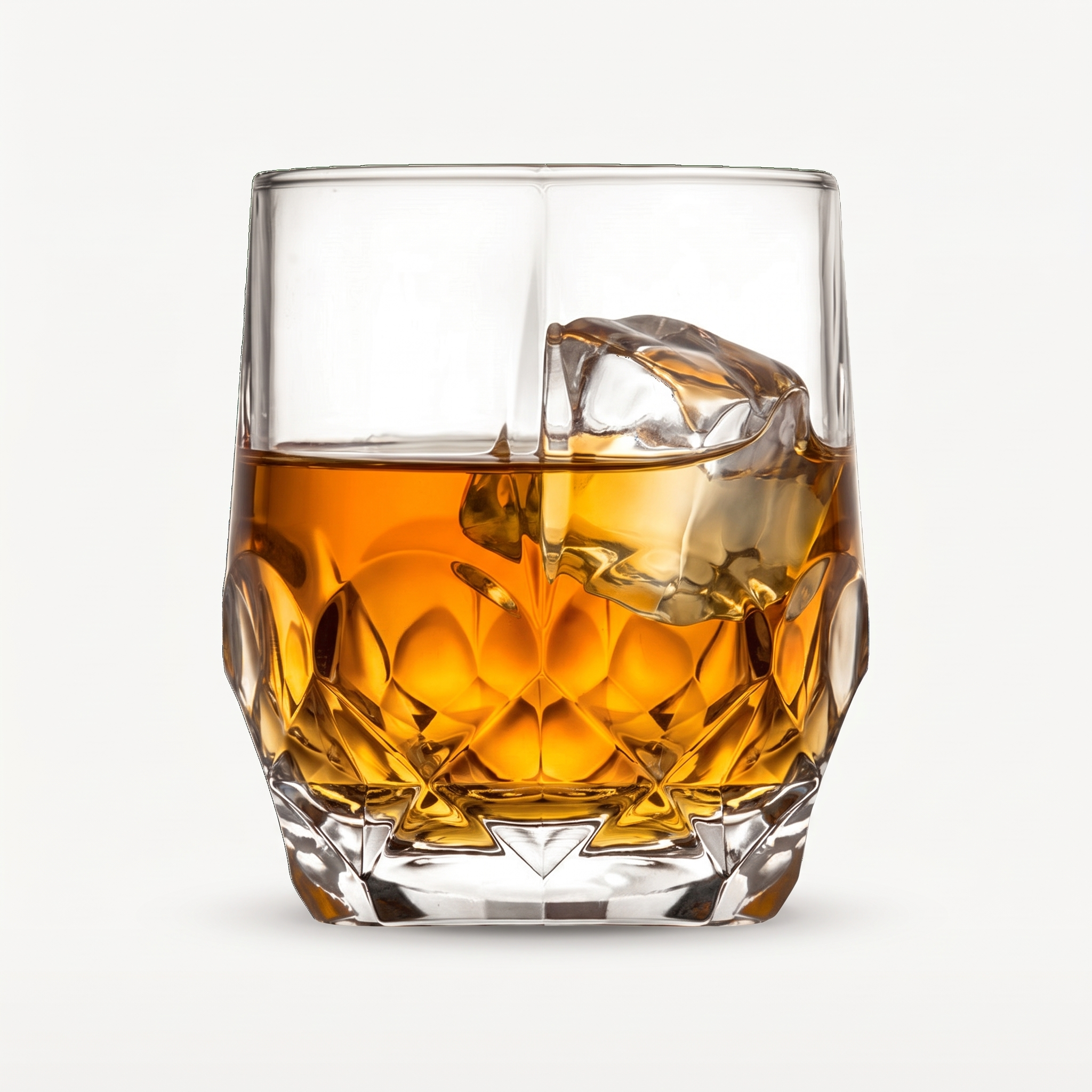 RCR Alkemist tumbler 35 cl gevuld met whisky en ijsblok, kristallen glas
