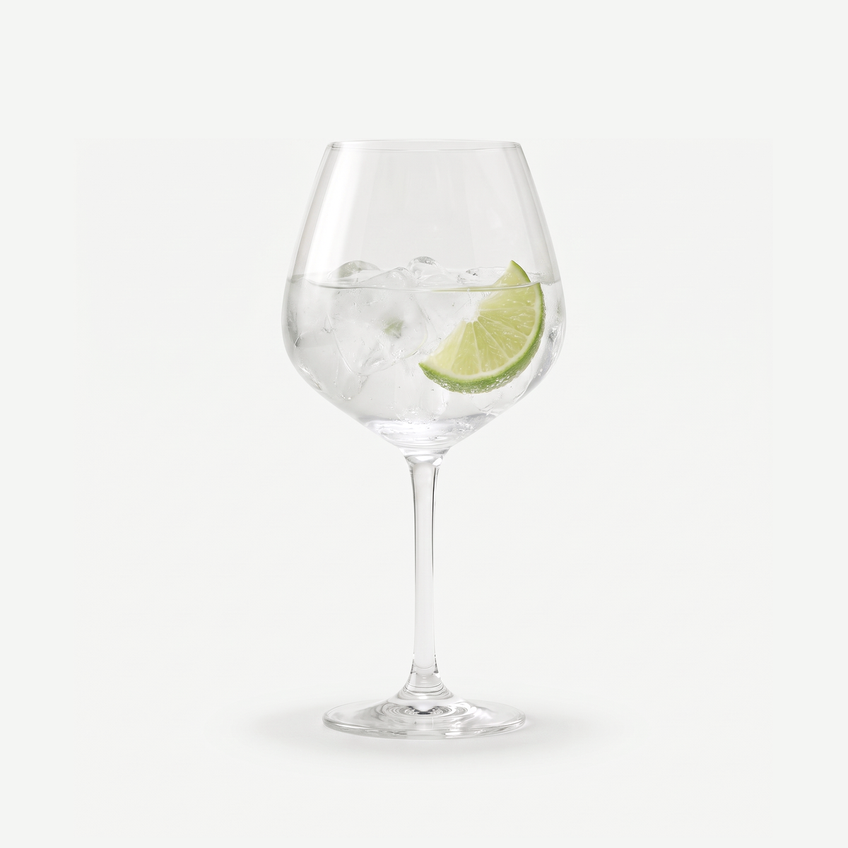 Royal Leerdam Enjoy the Moment gin-tonicglas 75 cl gevuld met gin tonic met limoen
