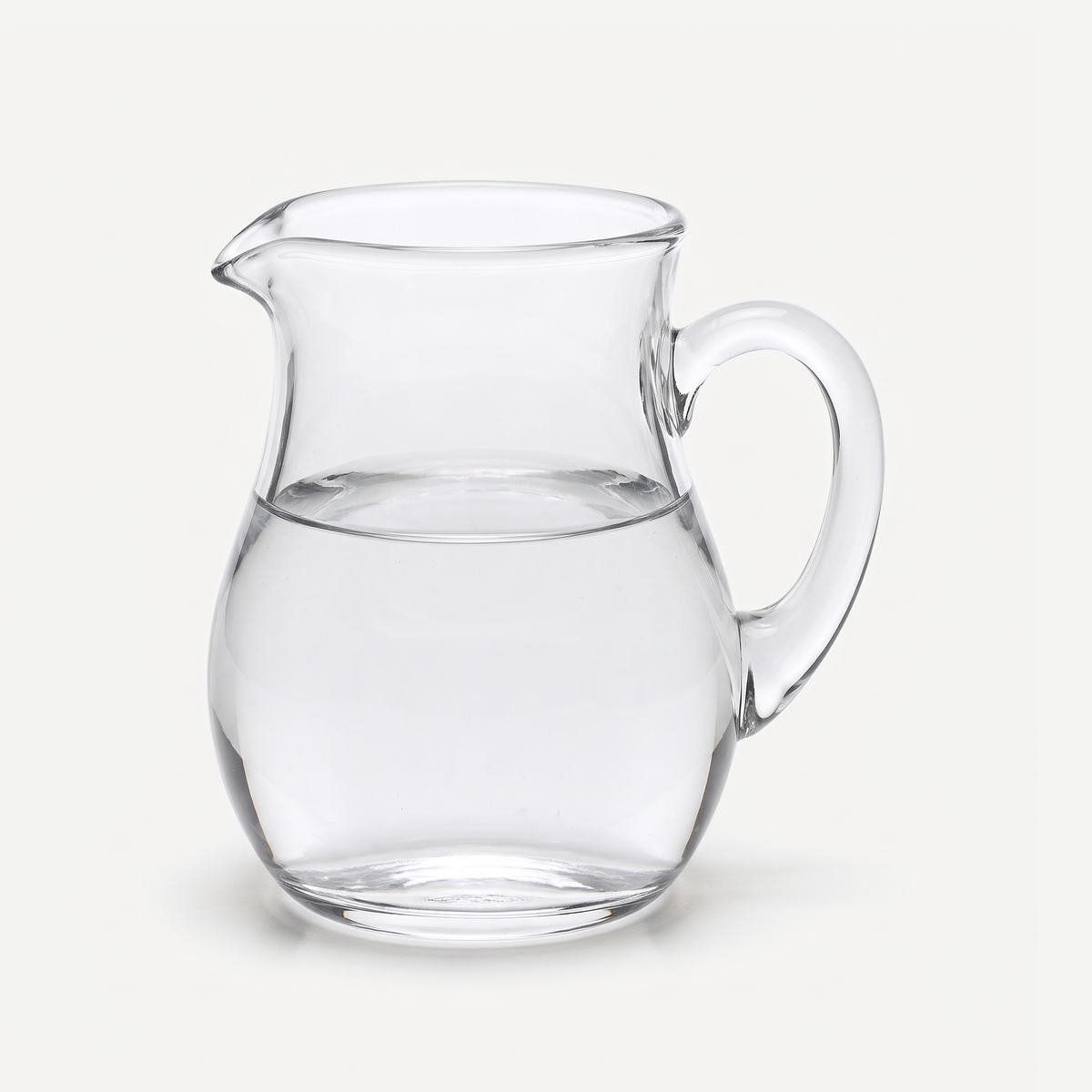 Schott Zwiesel Bistro Schenkkan 20 Cl - 6 Stuks gevuld op gebroken witte achtergrond