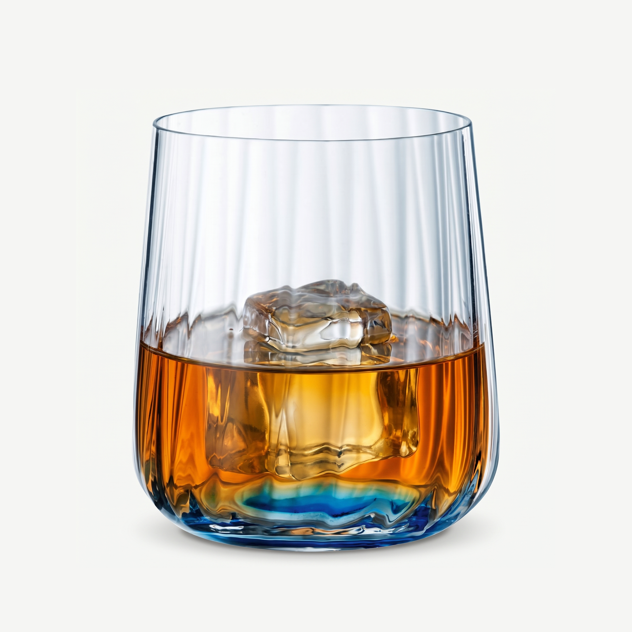 Spiegelau Lifestyle Tumbler 34 Cl Blauw gevuld met whisky en ijs