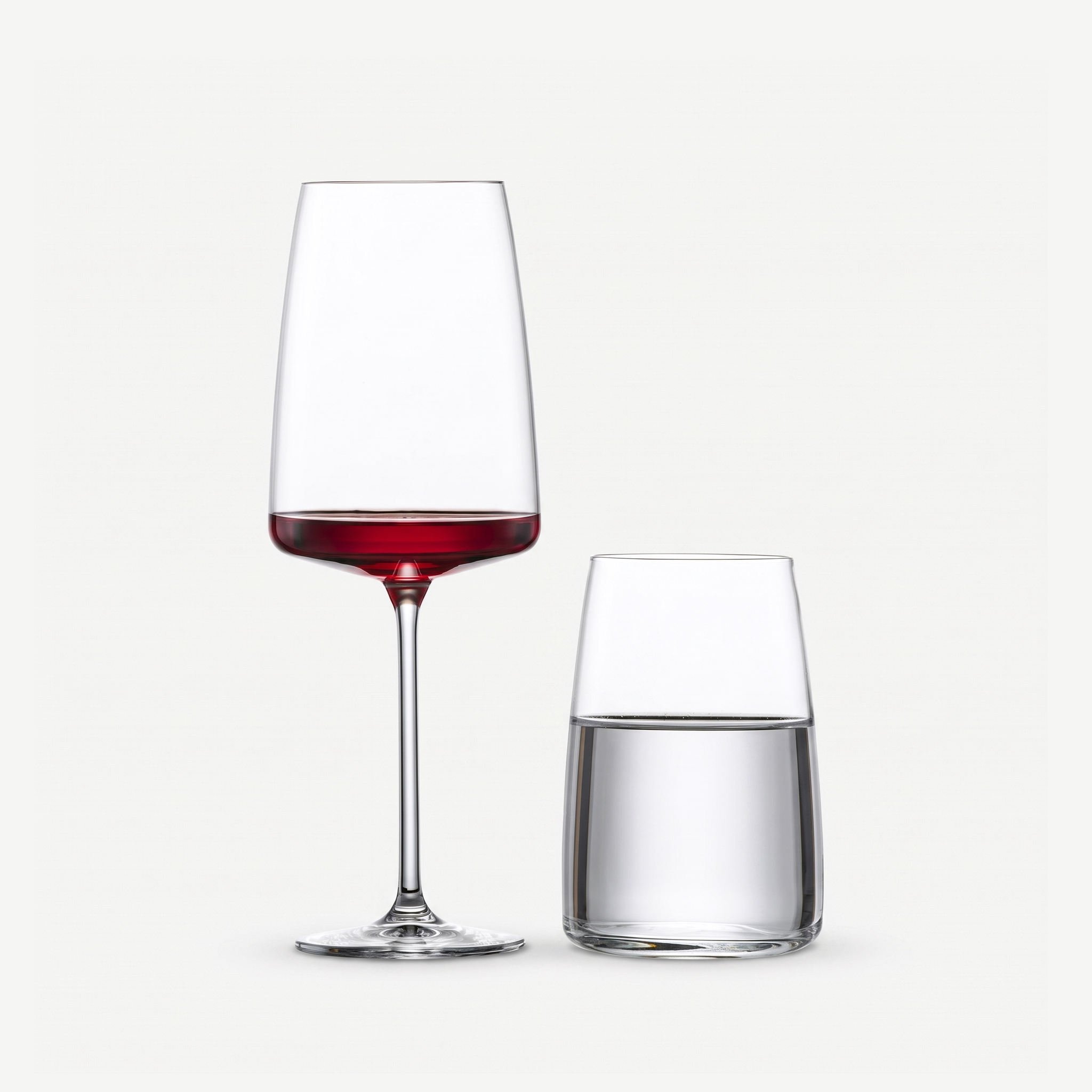 Zwiesel Glas Vivid Senses wijnglas met rode wijn en tumbler met water