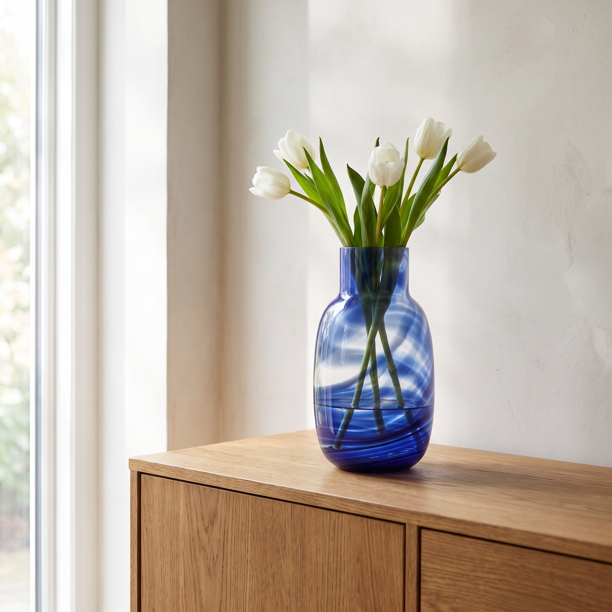 Blauwe Waters vaas met witte tulpen op een eiken dressoir